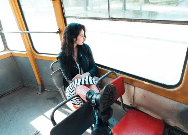 Žena cestující v tramvaji — Stock fotografie