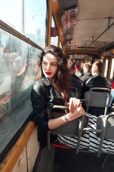 Γυναίκα που ταξιδεύει μέσα στο τραμ — Φωτογραφία Αρχείου