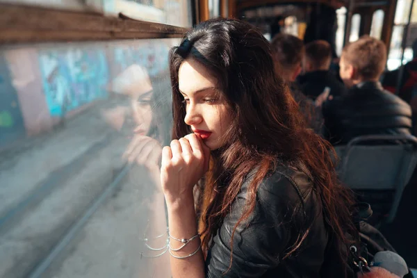 Mujer viajando dentro del tranvía — Foto de Stock