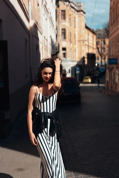 Piękna modna pani pozowanie na starej ulicy — Zdjęcie stockowe