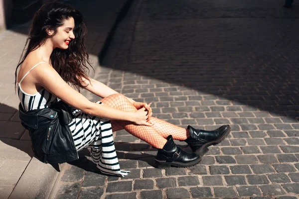 Eski sokakta oturan güzel moda bayan — Stok fotoğraf