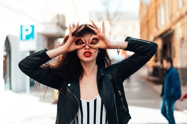 Hermosa dama de moda posando en la vieja calle — Foto de Stock