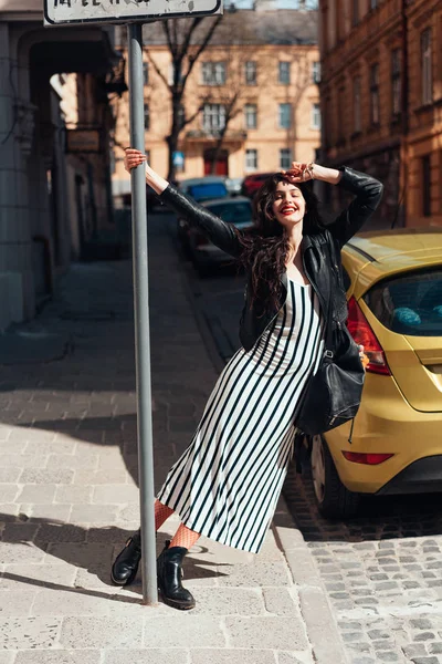 Bela senhora da moda posando na rua velha — Fotografia de Stock