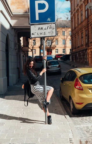 Krásná módní dáma pózuje na staré ulici — Stock fotografie