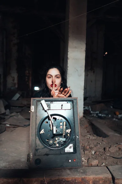 Ragazza in un edificio abbandonato — Foto Stock