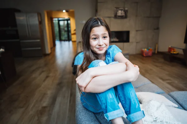 Positivo sorrindo adolescente menina no um sofá . — Fotografia de Stock