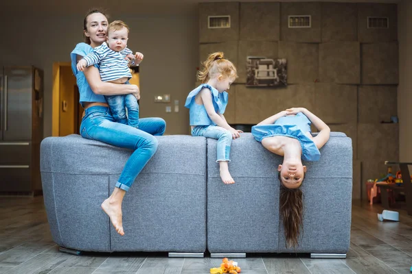 Anya, két lány és egy kisfiú a kanapén. — Stock Fotó