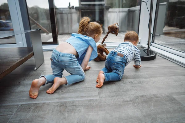 Döttrar och en liten son på golvet — Stockfoto