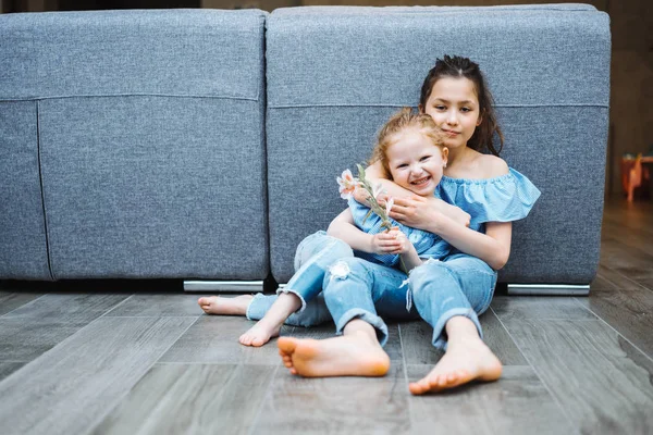 Anziano e figlia più giovane sul pavimento — Foto Stock