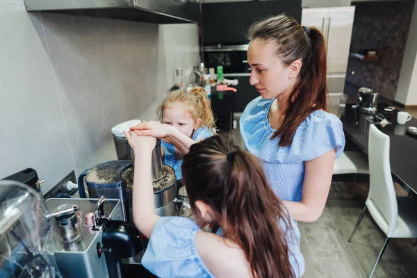 Kahvaltıda portakal suyu mutlu bir aile yapar — Stok fotoğraf