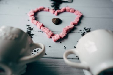 Pembe kalpli beyaz bir kupa.