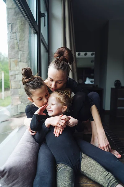 Annem ve iki kızım pencerede birlikteler.