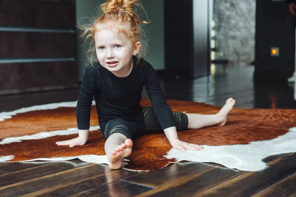 Gadis kecil melakukan twine — Stok Foto