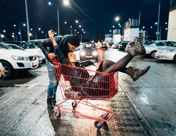 Portrét šťastný mladý pár bavit. — Stock fotografie