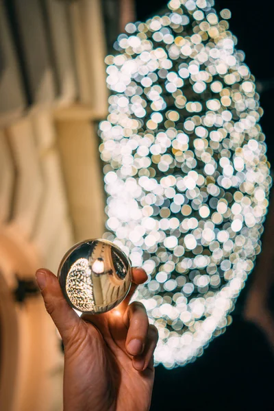 Une boule de verre au fond d'une guirlande — Photo