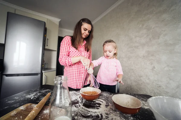 Mãe e filha juntos na cozinha — Fotografia de Stock