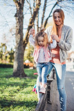 Anne ve kızı eğleniyor.