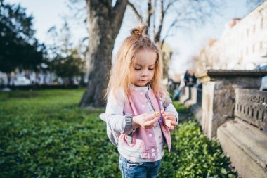 Parkta yürüyen küçük kız