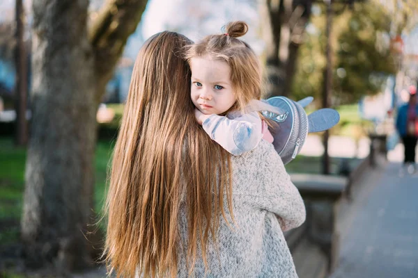 Mère tient une petite fille dans ses bras — Photo