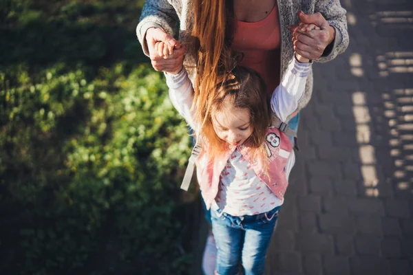 Anne ve kızı eğleniyor.