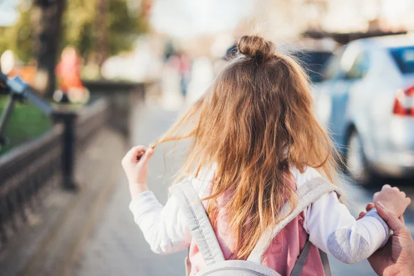 Kleines Mädchen auf der Straße — Stockfoto