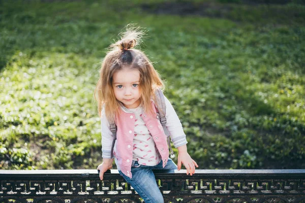 Petite fille marchant dans le parc — Photo