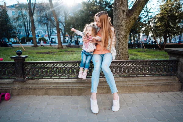 Мама и дочь в парке — стоковое фото