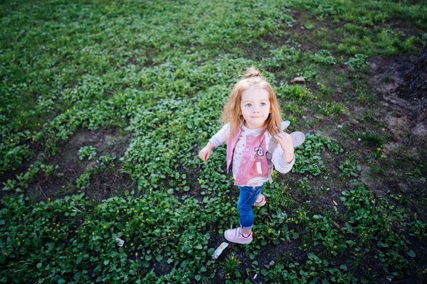 Menina caminhando no parque — Fotografia de Stock