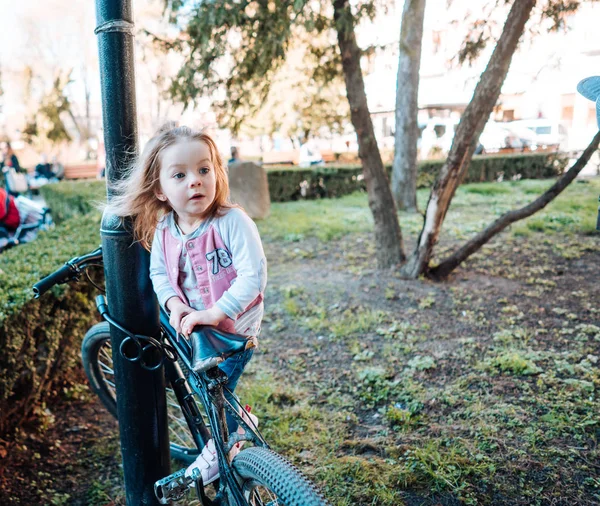 Petite fille marchant dans le parc — Photo