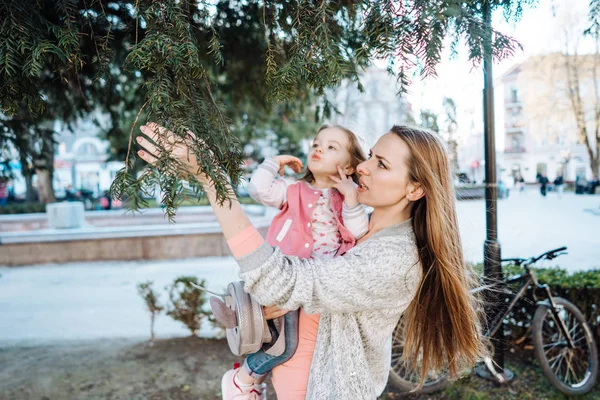 Mor håller en liten dotter i sina armar — Stockfoto