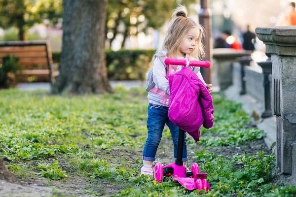 Niña caminando en el parque — Foto de Stock