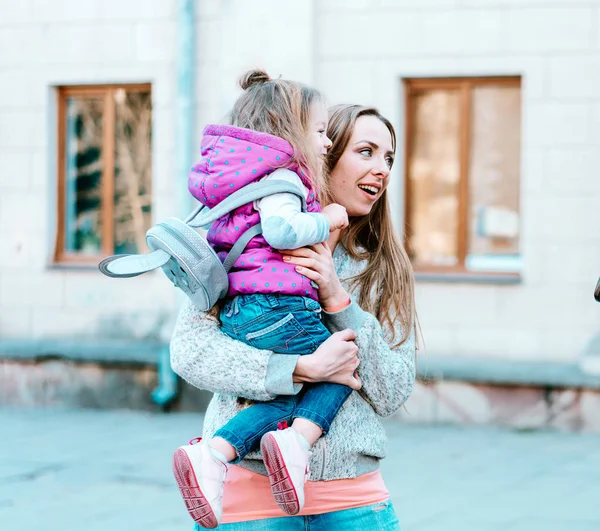 Мать держит маленькую дочь на руках — стоковое фото