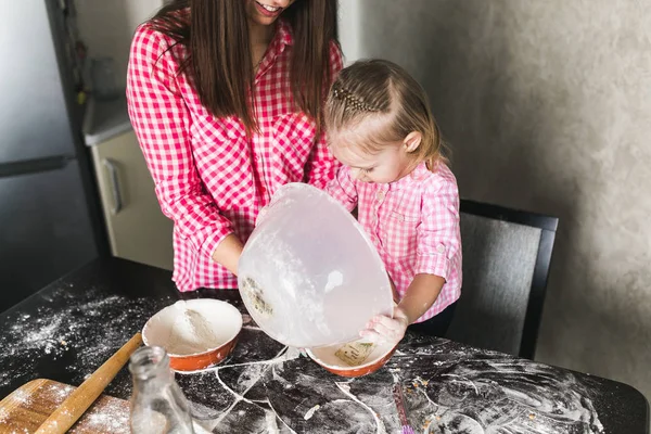 Mãe e filha juntos na cozinha — Fotografia de Stock