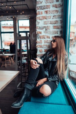 Güneş gözlüklü güzel kız kameraya poz veriyor.