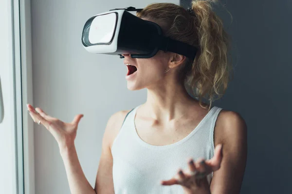 Žena ve VR sluchátkách hledající nahoru — Stock fotografie