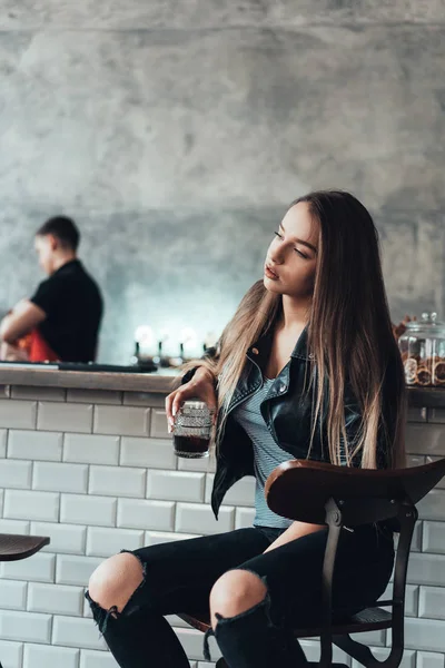 Gadis cantik berjaket hitam di kafe. — Stok Foto