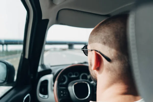 Pria di dalam mobil bepergian di jalan — Stok Foto