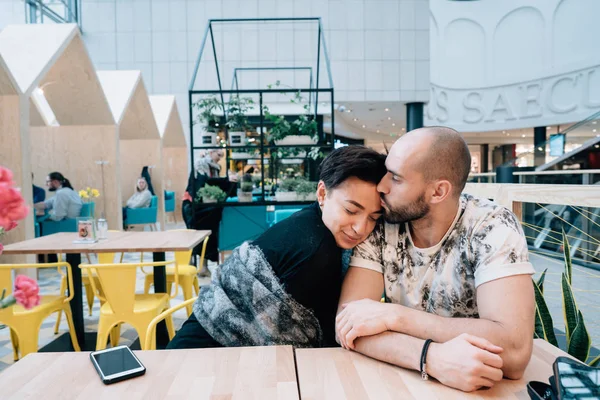 Um homem e uma mulher estão sentados num café. — Fotografia de Stock