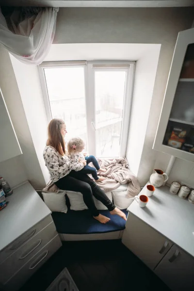 母と彼女の娘の女の子子供部屋で遊ぶ — ストック写真