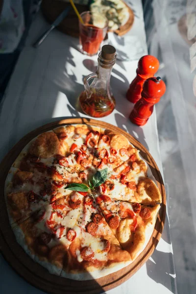 테이블에 피자 — 스톡 사진