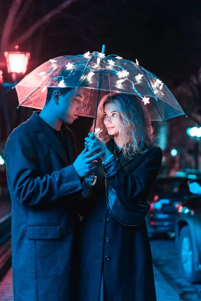 Ritratto di un ragazzo e una ragazza sotto un ombrello — Foto Stock