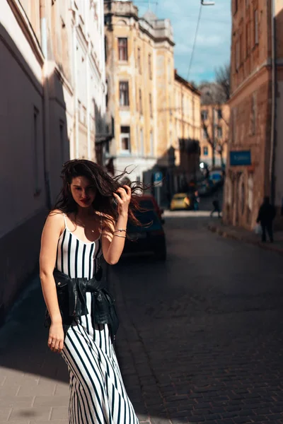 Vacker modern dam poserar på gamla gatan — Stockfoto
