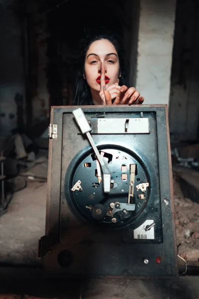 Chica en un edificio abandonado —  Fotos de Stock