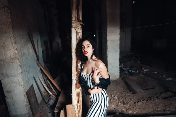 Chica en un edificio abandonado — Foto de Stock