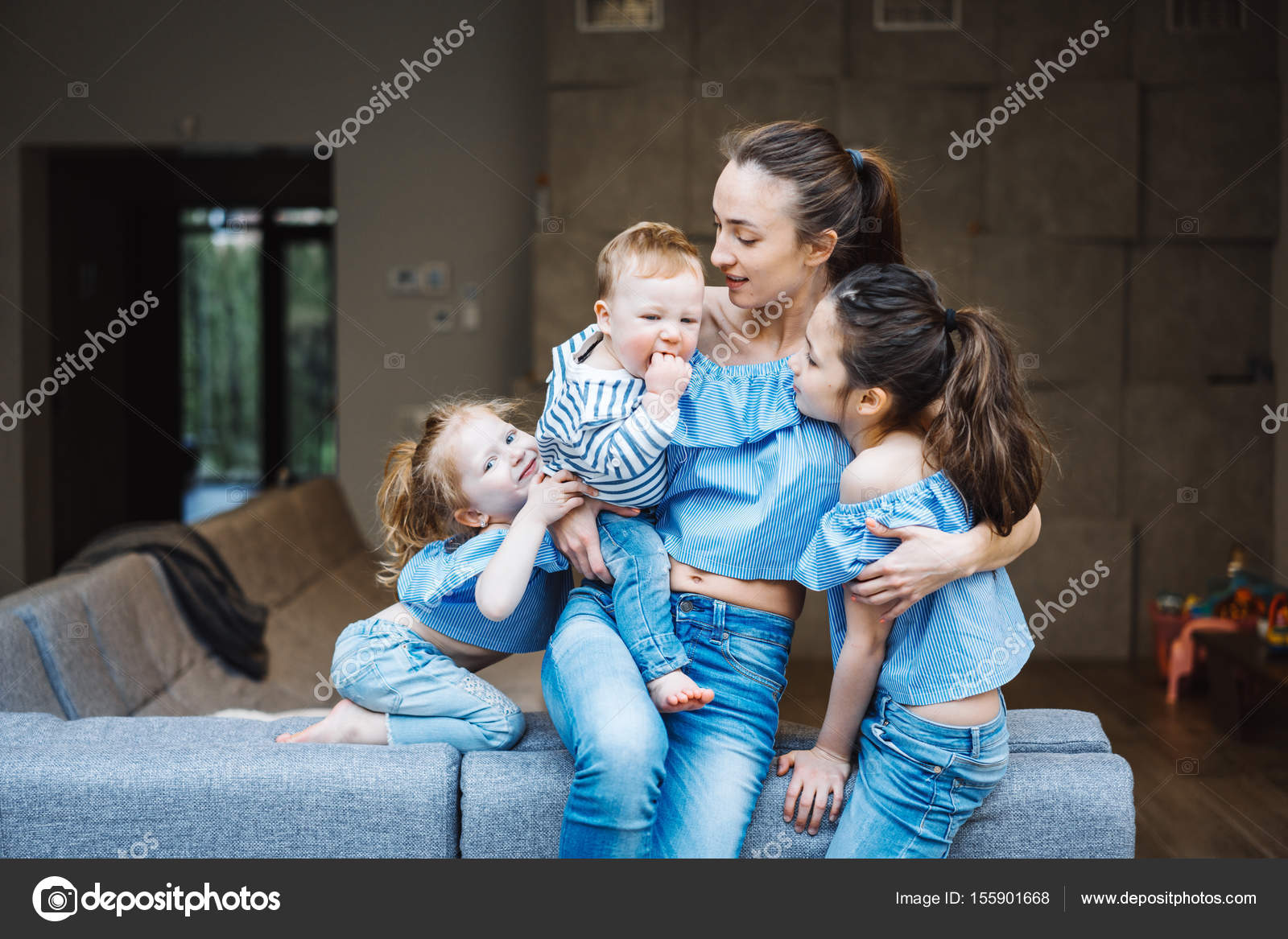 фотосессия мама и две дочки. мама и дочка. Michelle clunie. однополые семьи женщин. две мамы видео.