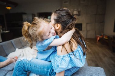 Büyük ve küçük kızı büyük koltukta.