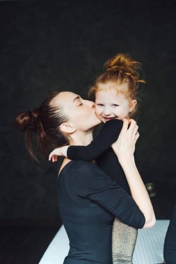 Anne ve kızı yatağa eğlenin