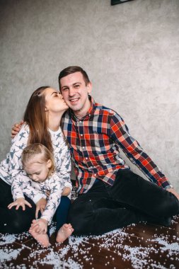 Mutlu aile yerde birlikte oynuyor.