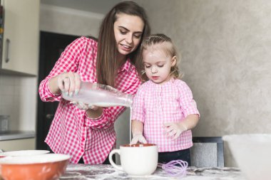 Anne ve kızı mutfakta birlikteler.