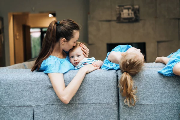 Mama, córki i małego synka na kanapie — Zdjęcie stockowe